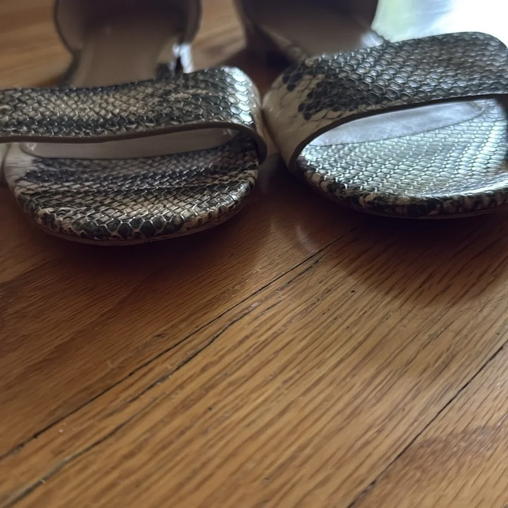 Tory Burch sz 8.5 Snakeskin Pattern Sandals flats alludes snake print leather